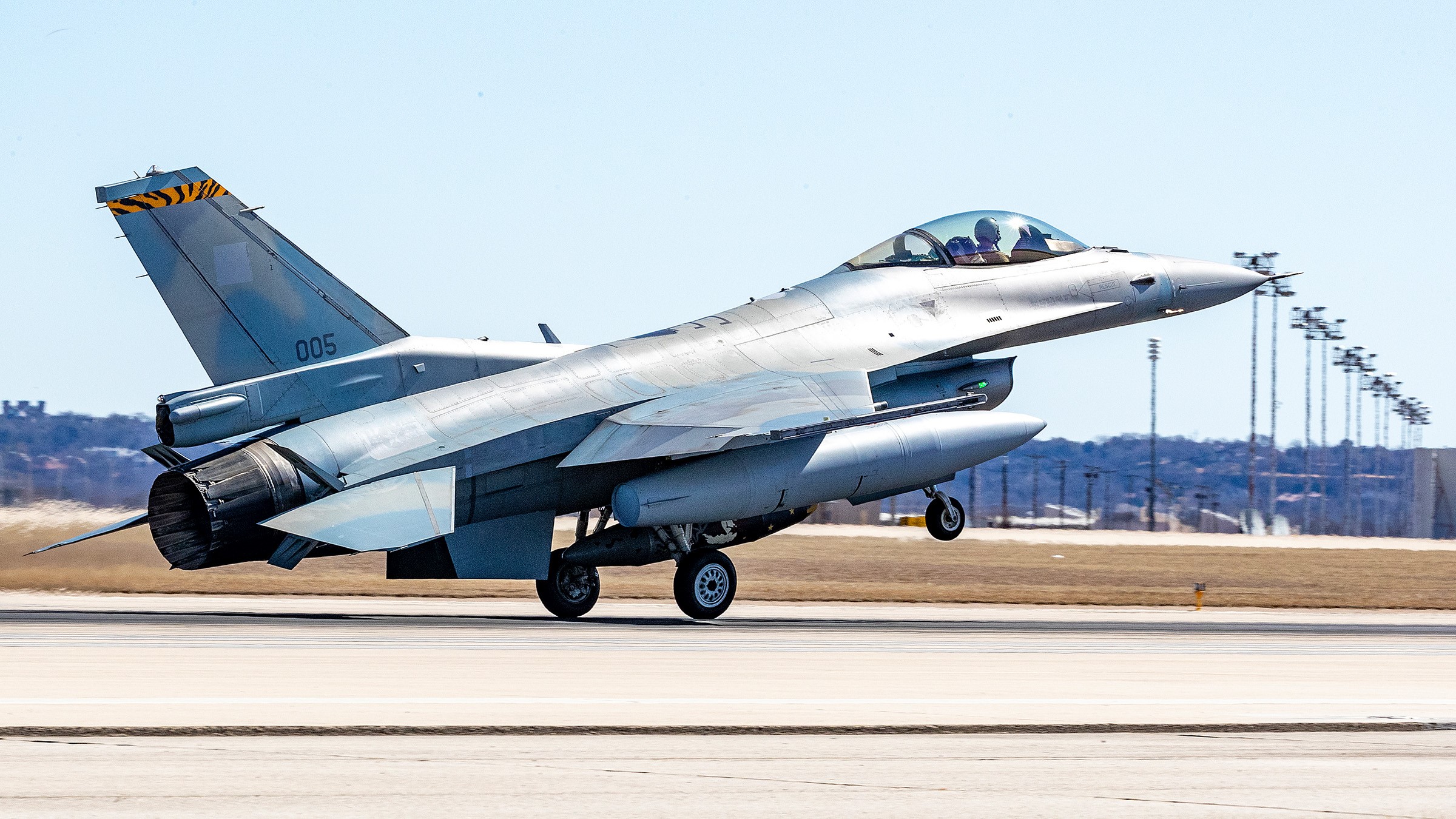 Έναρξη επαναβαφής των “βρώμικων” F-16 της Πολεμικής Αεροπορίας